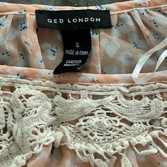 Crop top blouse. Pretty pattern with lace - Picture 2 of 2